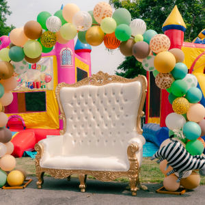 White and Gold Throne Loveseat